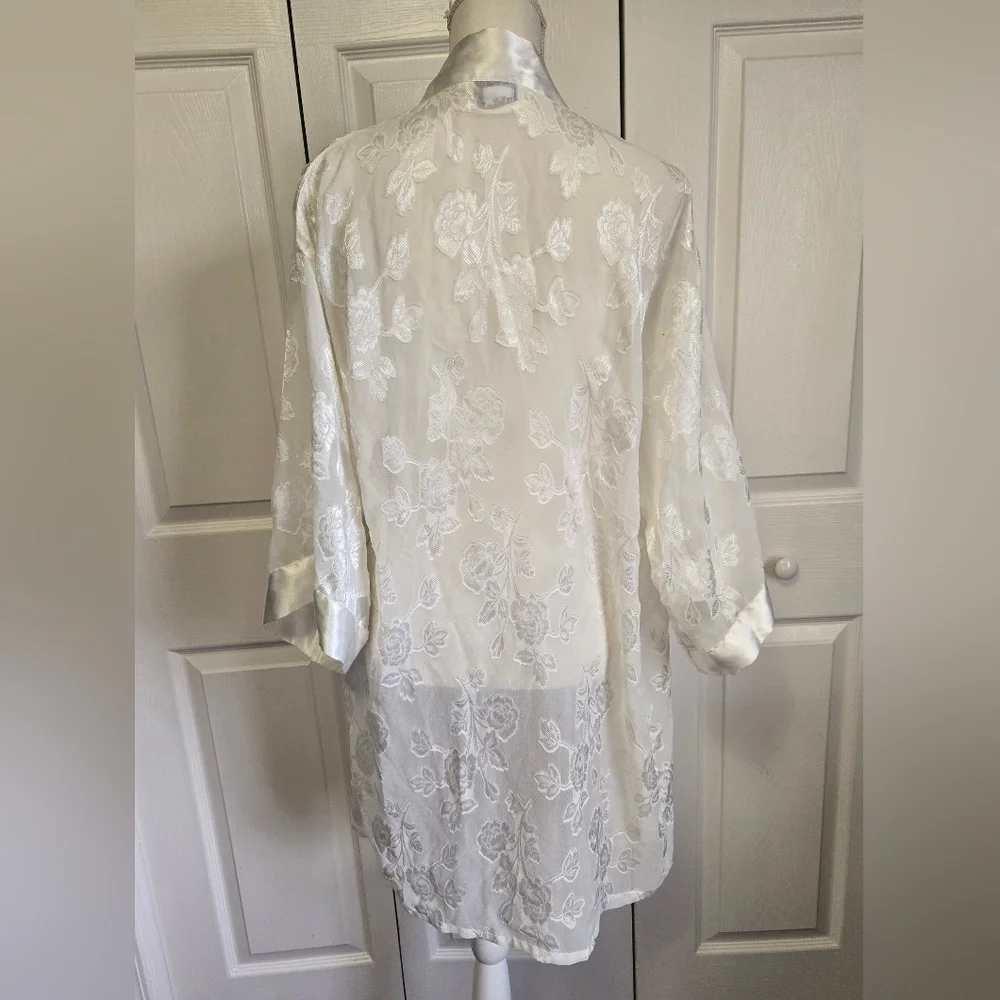 Vintage 1990s Y2k Dominique Simone Elegant White Floral Kimono Robe